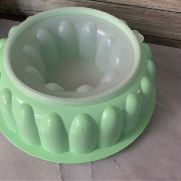 Vintage Tupperware Jello Gel Wreath Mold - Picture 3 of 8
